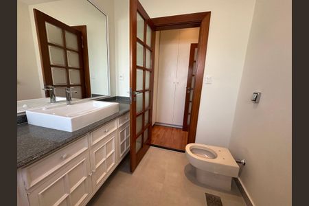 Casa de condomínio à venda com 362m², 3 quartos e 4 vagas Casa de condomínio à venda com 362m², 3 quartos e 4 vagasBanheiro da Suíte 3