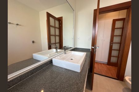 Casa de condomínio à venda com 362m², 3 quartos e 4 vagas Casa de condomínio à venda com 362m², 3 quartos e 4 vagasBanheiro da Suíte 3