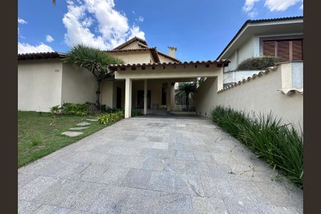 Casa de condomínio à venda com 362m², 3 quartos e 4 vagas Casa de condomínio à venda com 362m², 3 quartos e 4 vagasFachada