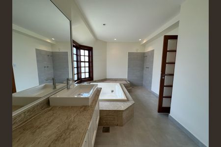 Casa de condomínio à venda com 362m², 3 quartos e 4 vagas Casa de condomínio à venda com 362m², 3 quartos e 4 vagasBanheiro da Suíte 1