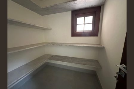 Casa de condomínio à venda com 362m², 3 quartos e 4 vagas Casa de condomínio à venda com 362m², 3 quartos e 4 vagasDespensa