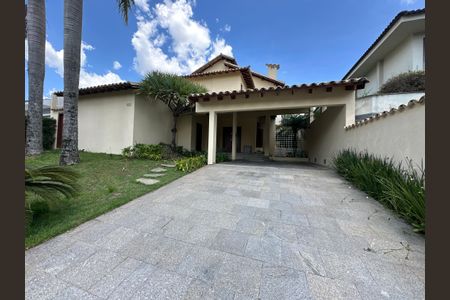 Casa de condomínio à venda com 362m², 3 quartos e 4 vagas Casa de condomínio à venda com 362m², 3 quartos e 4 vagasFachada