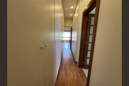 Casa de condomínio à venda com 362m², 3 quartos e 4 vagas Casa de condomínio à venda com 362m², 3 quartos e 4 vagasCloset da suíte 1