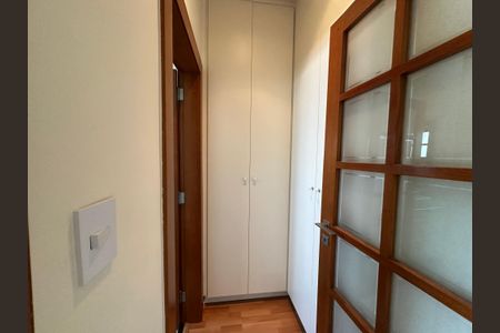 Casa de condomínio à venda com 362m², 3 quartos e 4 vagas Casa de condomínio à venda com 362m², 3 quartos e 4 vagasCloset da suíte 3