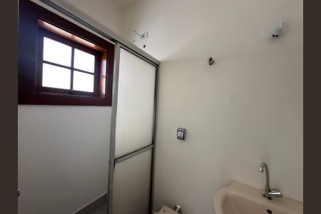 Casa de condomínio à venda com 362m², 3 quartos e 4 vagas Casa de condomínio à venda com 362m², 3 quartos e 4 vagasBanheiro de serviço