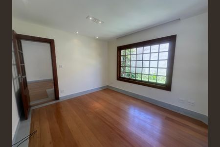 Casa de condomínio à venda com 362m², 3 quartos e 4 vagas Casa de condomínio à venda com 362m², 3 quartos e 4 vagasSala