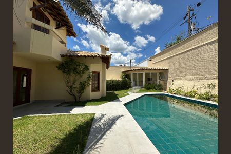 Casa de condomínio à venda com 362m², 3 quartos e 4 vagas Casa de condomínio à venda com 362m², 3 quartos e 4 vagasPiscina