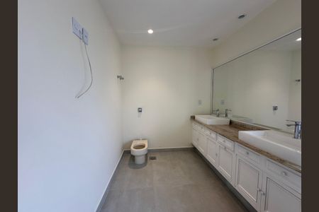 Casa de condomínio à venda com 362m², 3 quartos e 4 vagas Casa de condomínio à venda com 362m², 3 quartos e 4 vagasBanheiro da Suíte 1