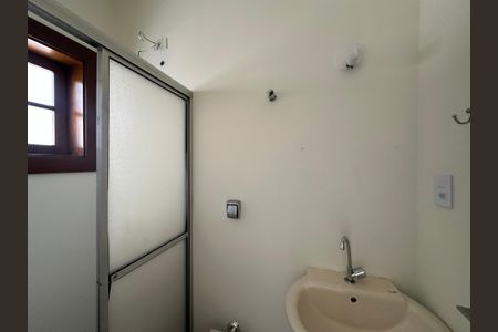 Casa de condomínio à venda com 362m², 3 quartos e 4 vagas Casa de condomínio à venda com 362m², 3 quartos e 4 vagasBanheiro de serviço