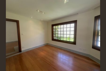 Casa de condomínio à venda com 362m², 3 quartos e 4 vagas Casa de condomínio à venda com 362m², 3 quartos e 4 vagasSala