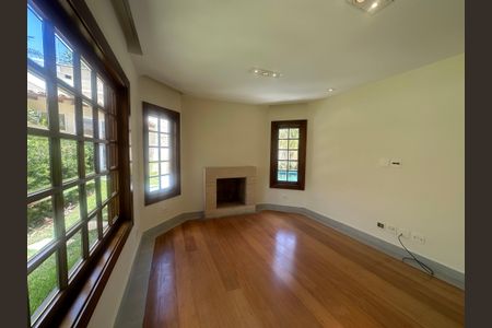 Casa de condomínio à venda com 362m², 3 quartos e 4 vagas Casa de condomínio à venda com 362m², 3 quartos e 4 vagasSala