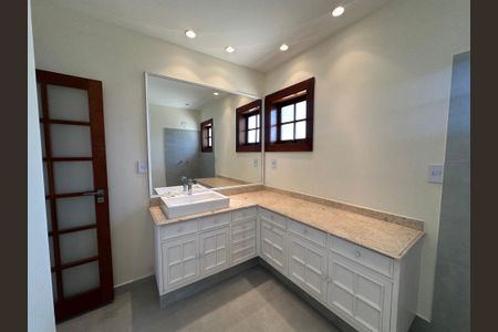 Casa de condomínio à venda com 362m², 3 quartos e 4 vagas Casa de condomínio à venda com 362m², 3 quartos e 4 vagasBanheiro da Suíte 2