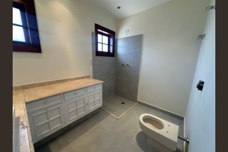 Casa de condomínio à venda com 362m², 3 quartos e 4 vagas Casa de condomínio à venda com 362m², 3 quartos e 4 vagasBanheiro da Suíte 2