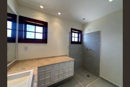 Casa de condomínio à venda com 362m², 3 quartos e 4 vagas Casa de condomínio à venda com 362m², 3 quartos e 4 vagasBanheiro da Suíte 2