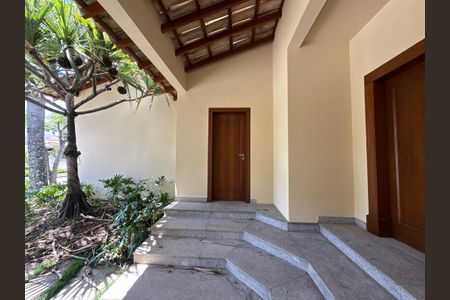 Casa de condomínio à venda com 362m², 3 quartos e 4 vagas Casa de condomínio à venda com 362m², 3 quartos e 4 vagasFachada