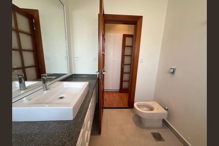 Casa de condomínio à venda com 362m², 3 quartos e 4 vagas Casa de condomínio à venda com 362m², 3 quartos e 4 vagasBanheiro da Suíte 3