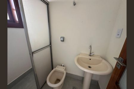 Casa de condomínio à venda com 362m², 3 quartos e 4 vagas Casa de condomínio à venda com 362m², 3 quartos e 4 vagasBanheiro de serviço