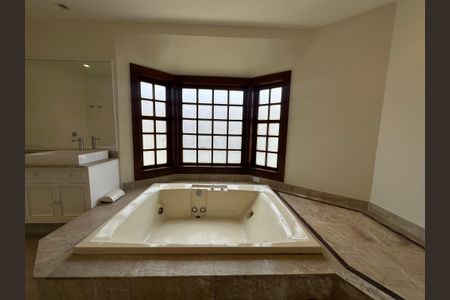 Casa de condomínio à venda com 362m², 3 quartos e 4 vagas Casa de condomínio à venda com 362m², 3 quartos e 4 vagasBanheiro da Suíte 1