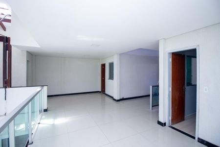 Sala de casa para alugar com 4 quartos, 300m² em Pedra Azul, Contagem