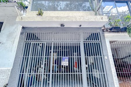 Casa para alugar com 100m², 2 quartos e 1 vagaFachada com Plaquinha