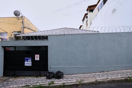 Casa à venda com 200m², 2 quartos e 2 vagasFachada