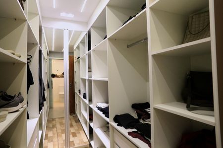 Casa à venda com 200m², 2 quartos e 2 vagasCloset da suíte
