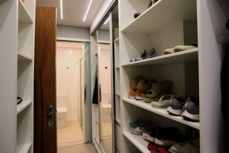 Casa à venda com 200m², 2 quartos e 2 vagasCloset da suíte