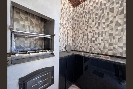 Casa de condomínio à venda com 180m², 4 quartos e 3 vagasÁrea externa