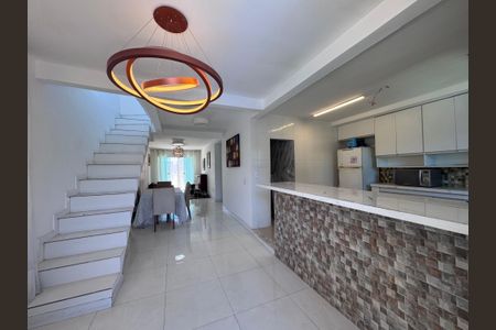 Casa de condomínio à venda com 180m², 4 quartos e 3 vagasSala