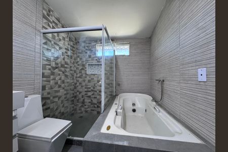 Casa de condomínio à venda com 180m², 4 quartos e 3 vagasSuíte - Banheiro