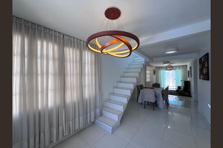 Casa de condomínio à venda com 180m², 4 quartos e 3 vagasSala