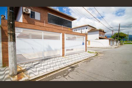 Fachada de casa de condomínio para alugar com 2 quartos, 55m² em Maracanã, Praia Grande