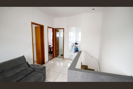 Sala de casa de condomínio para alugar com 2 quartos, 55m² em Maracanã, Praia Grande