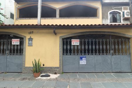 Casa para alugar com 200m², 3 quartos e 2 vagasFachada