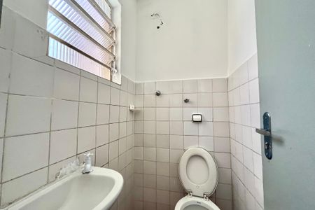 Banheiro de casa para alugar com 1 quarto, 20m² em Vila Guarani (zona Sul), São Paulo