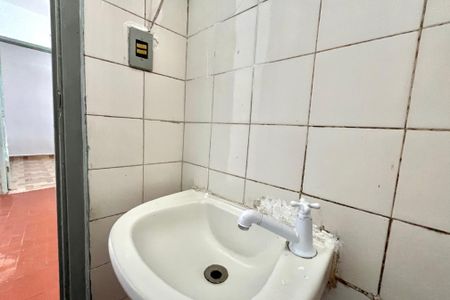 Banheiro de casa para alugar com 1 quarto, 20m² em Vila Guarani (zona Sul), São Paulo