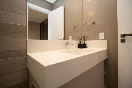 Casa de condomínio para alugar com 320m², 5 quartos e 4 vagas Casa de condomínio para alugar com 320m², 5 quartos e 4 vagasBanheiro da Suíte 2