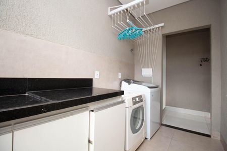 Casa de condomínio para alugar com 320m², 5 quartos e 4 vagas Casa de condomínio para alugar com 320m², 5 quartos e 4 vagasÁrea de Serviço