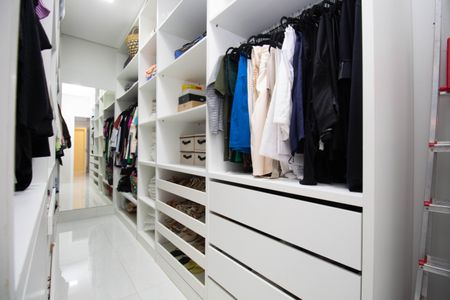 Casa de condomínio para alugar com 320m², 5 quartos e 4 vagas Casa de condomínio para alugar com 320m², 5 quartos e 4 vagasCloset da Suíte 1