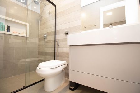 Casa de condomínio para alugar com 320m², 5 quartos e 4 vagas Casa de condomínio para alugar com 320m², 5 quartos e 4 vagasBanheiro da Suíte 2