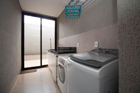Casa de condomínio para alugar com 320m², 5 quartos e 4 vagas Casa de condomínio para alugar com 320m², 5 quartos e 4 vagasÁrea de Serviço