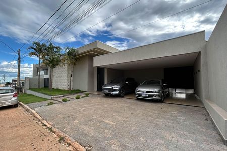Casa de condomínio para alugar com 320m², 5 quartos e 4 vagas Casa de condomínio para alugar com 320m², 5 quartos e 4 vagasFachada
