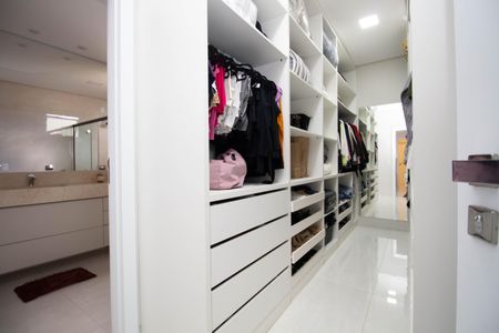 Casa de condomínio para alugar com 320m², 5 quartos e 4 vagas Casa de condomínio para alugar com 320m², 5 quartos e 4 vagasCloset da Suíte 1