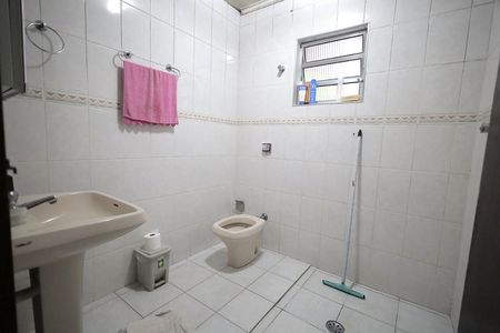 Casa à venda com 200m², 4 quartos e 4 vagasBanheiro 1