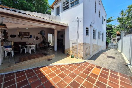 Casa à venda com 250m², 3 quartos e 2 vagas Casa à venda com 250m², 3 quartos e 2 vagasQuintal