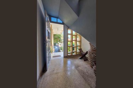 Casa à venda com 250m², 3 quartos e 2 vagas Casa à venda com 250m², 3 quartos e 2 vagasSala