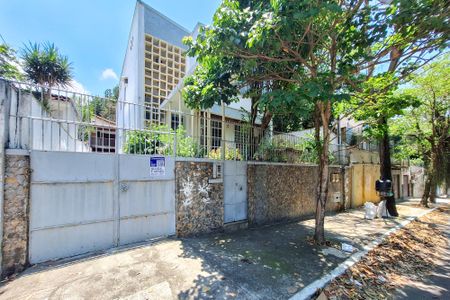 Casa à venda com 250m², 3 quartos e 2 vagas Casa à venda com 250m², 3 quartos e 2 vagasFachada