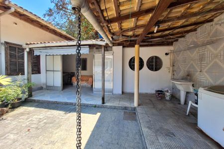 Casa à venda com 250m², 3 quartos e 2 vagas Casa à venda com 250m², 3 quartos e 2 vagasQuintal