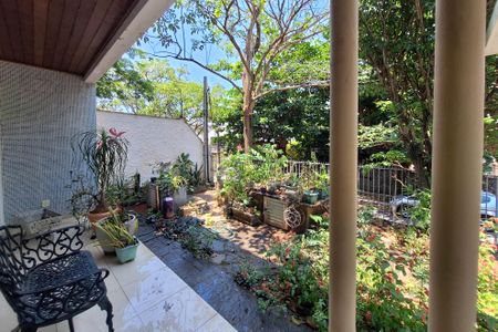 Casa à venda com 250m², 3 quartos e 2 vagas Casa à venda com 250m², 3 quartos e 2 vagasQuintal