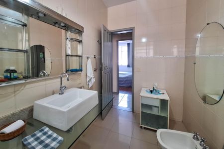 Casa à venda com 250m², 3 quartos e 2 vagas Casa à venda com 250m², 3 quartos e 2 vagasBanheiro Social